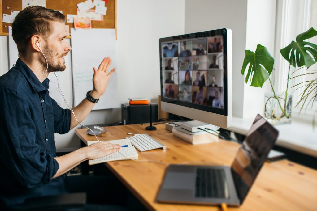 Young man having video conferencing call via computer Working r - Guski ∙ Such - Rechtsanwälte Karlsruhe Homeoffice-Vereinbarung